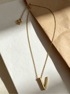 Fashion Jewelry Gold V Pendant Necklace